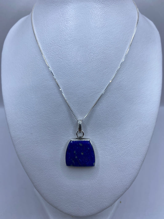 Detalle del engaste artesanal de la piedra azul en plata .950