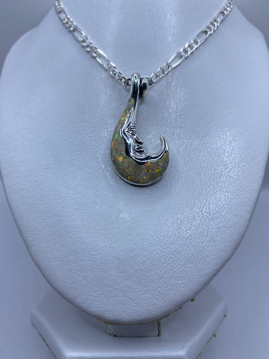 Ópalo de fuego con tonos naranja y amarillo engastado en plata .950