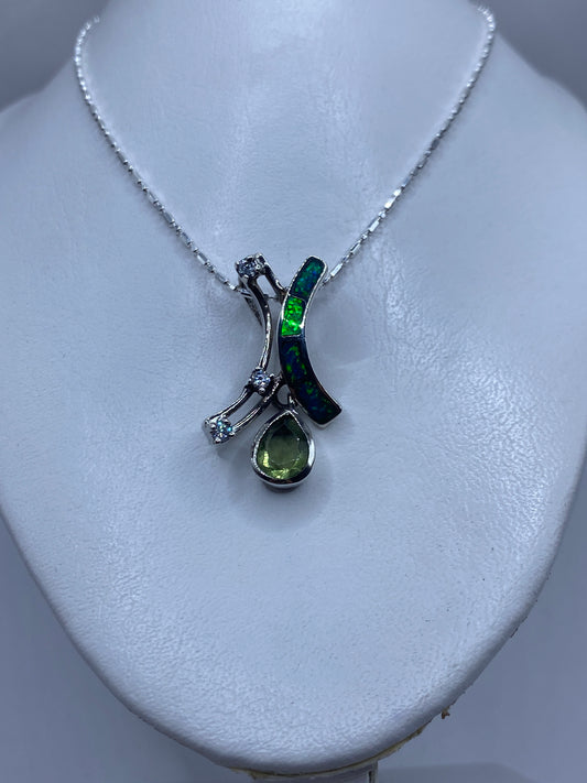 Detalle del engaste a mano del opalo de fuego verde en plata .925