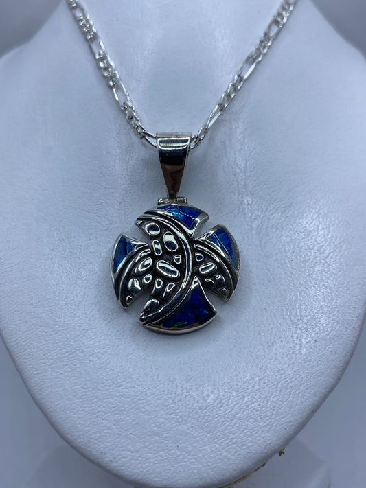 Detalle del dije: Opalo de Fuego azul rodeado de plata calada y líneas decorativas