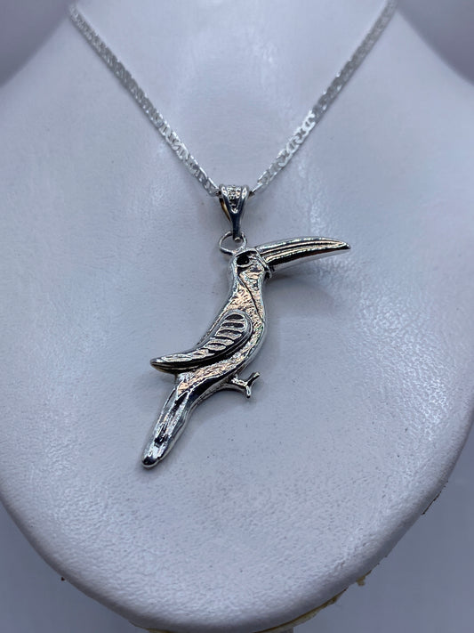 Vista frontal del dije naturalista de colibrí, 5 cm de largo, plata .925