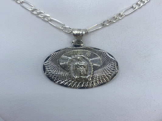 Detalle del repujado: líneas concéntricas alrededor de la Virgen María, martillado a mano