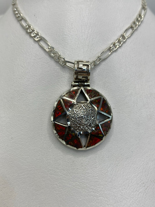 Detalle del Ópalo de Fuego mostrando reflejos naranjas y rojos en el engaste de plata 950