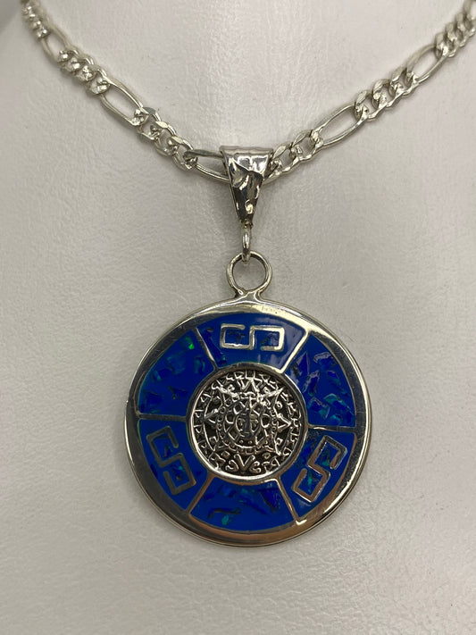 Detalle del ópalo de fuego natural incrustado en plata, tonos azules profundos