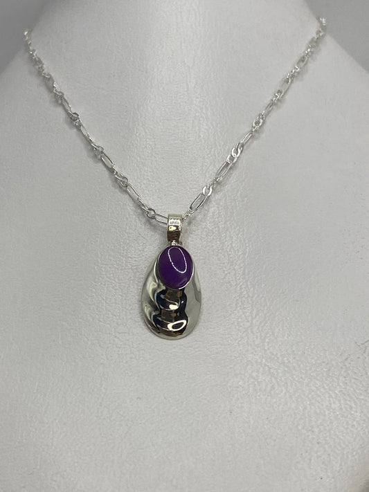 Detalle del engaste de piedra morada en plata, vista de frente