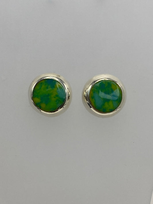 Arete individual de plata con piedra multicolor mostrando incrustación detallada