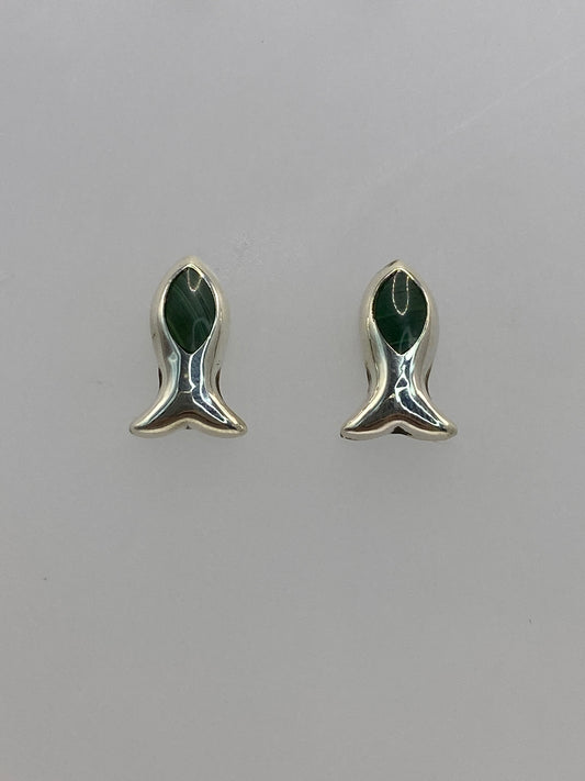 Aretes de plata con piedra verde engastada a mano, detalle del engaste