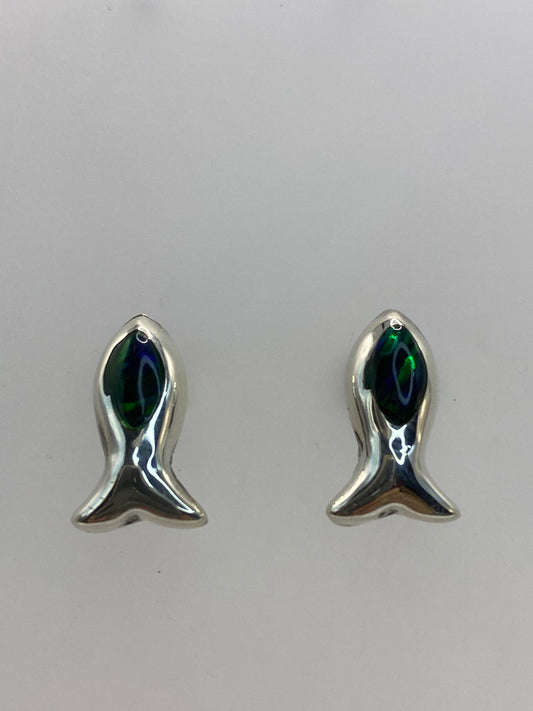 Detalle lateral de un arete con ópalo verde engastado en plata