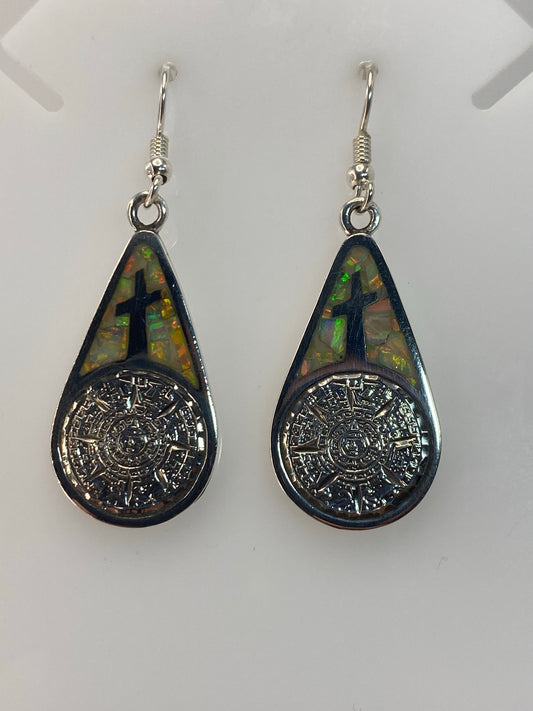 Detalle del opalo de fuego con reflejos verdes y dorados en el engaste de plata