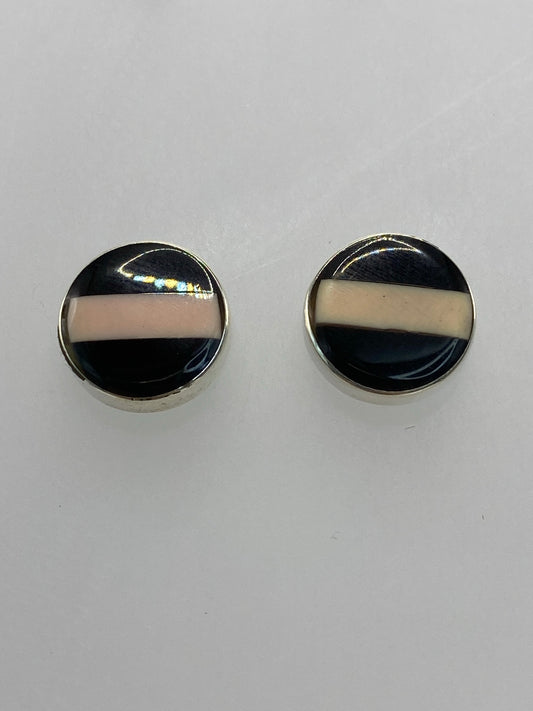 Detalle de la incrustación de piedra multicolor en ambos aretes
