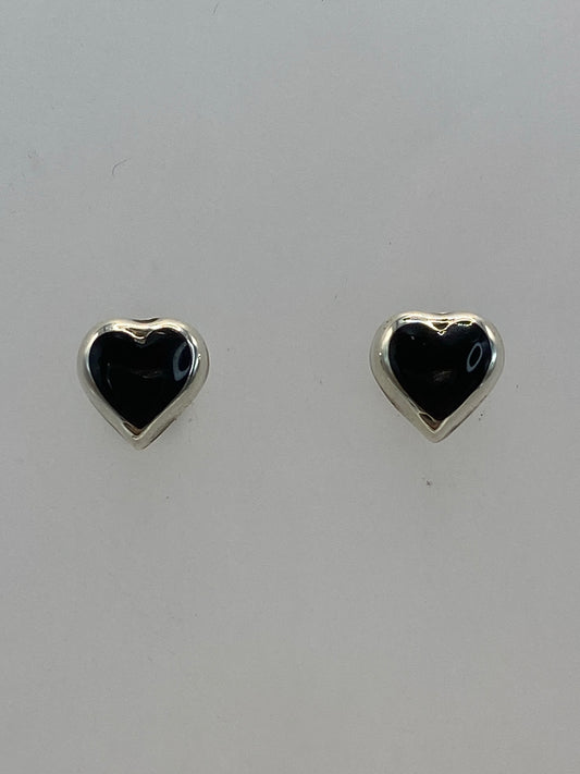 Detalle del engaste a mano de la piedra negra en aretes de plata