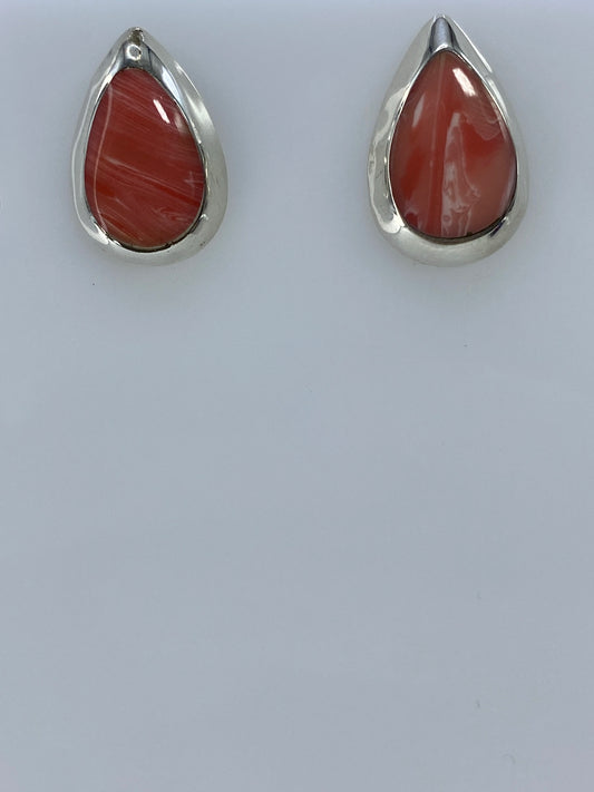 Aretes de coral rosa en plata de Taxco, detalle del engaste