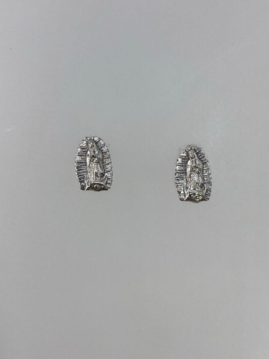 Detalle frontal de aretin de plata con Virgen rodeada de rayos