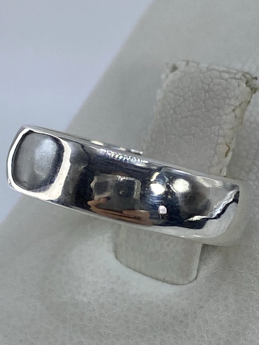 Vista superior del anillo de banda lisa en plata 925 con Quinto visible