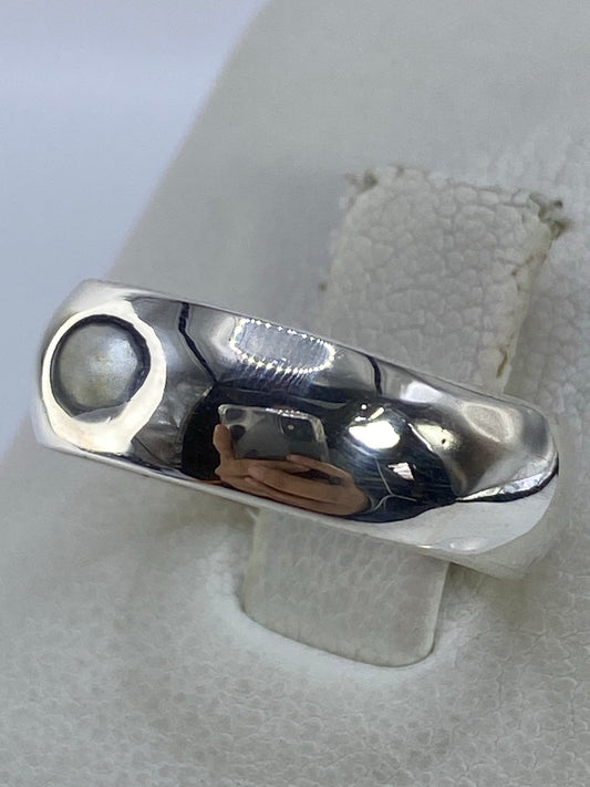 Anillo de plata pulido, vista lateral mostrando la banda