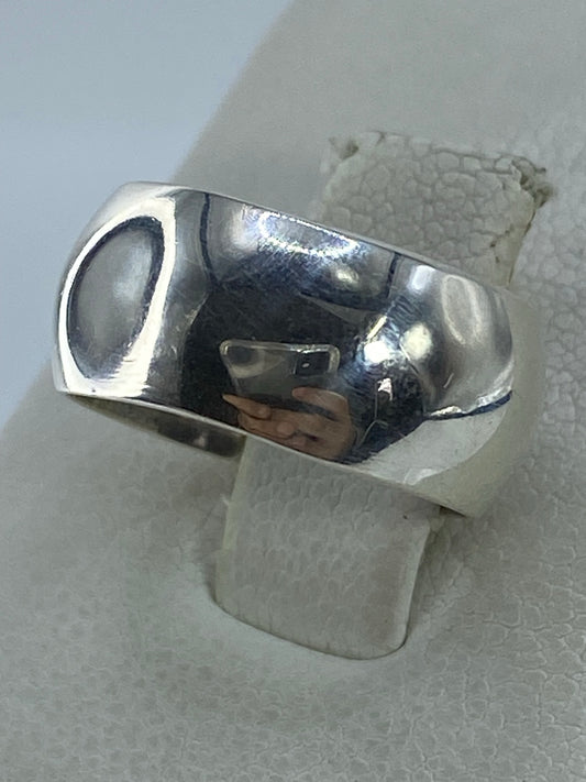 Anillo de plata lisa visto de frente, acabado espejo brillante