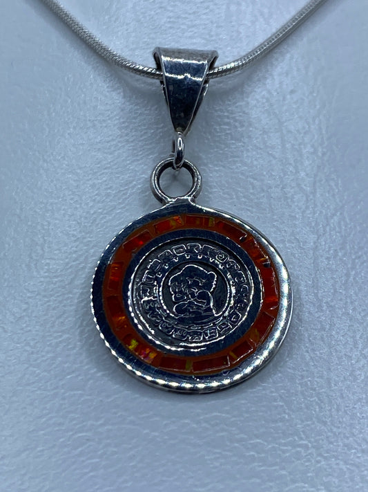 Calendario Maya de plata con diseño grabado y ópalo de fuego en el centro