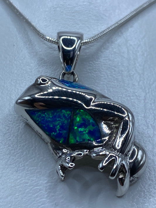 Detalle del ópalo azul y el engaste de piedra en el dije sapo