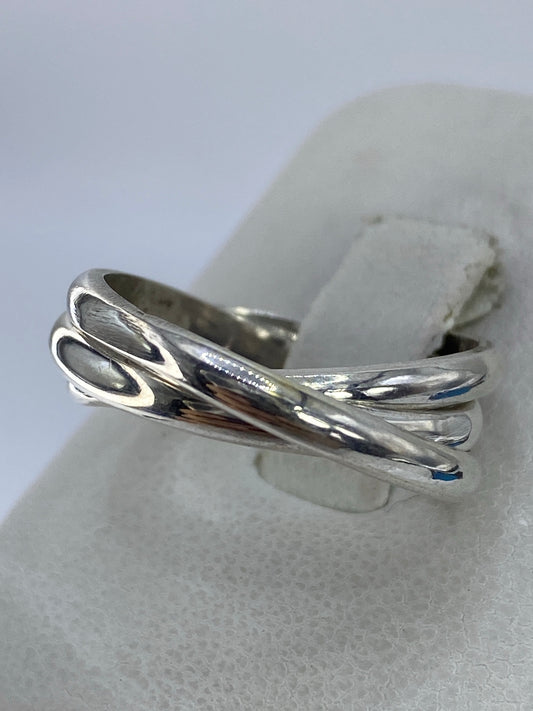 Detalle lateral del anillo de tres bandas mostrando el entrecruzado de la plata
