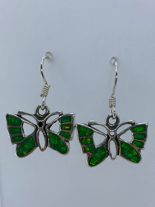 Detalle de las alas de mariposa con mosaico de ópalo verde reflejando luz