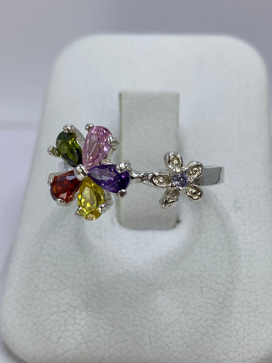 Anillo floral de Taxco en la mano, mostrando el brillo de la circonia
