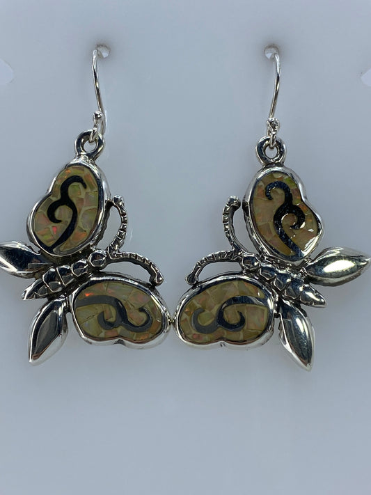 Detalle del ópalo de fuego en los aretes — colores naranja, rojo y verde