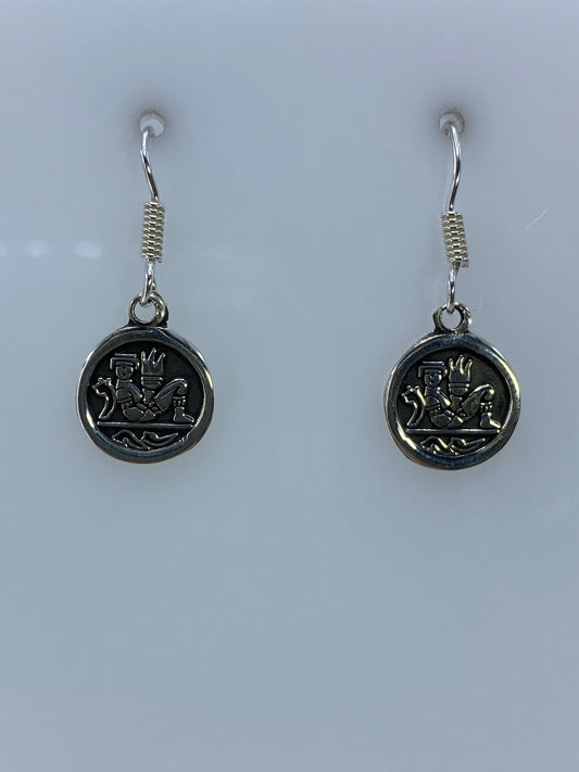 Detalle del medallón prehispánico repujado en cada arete