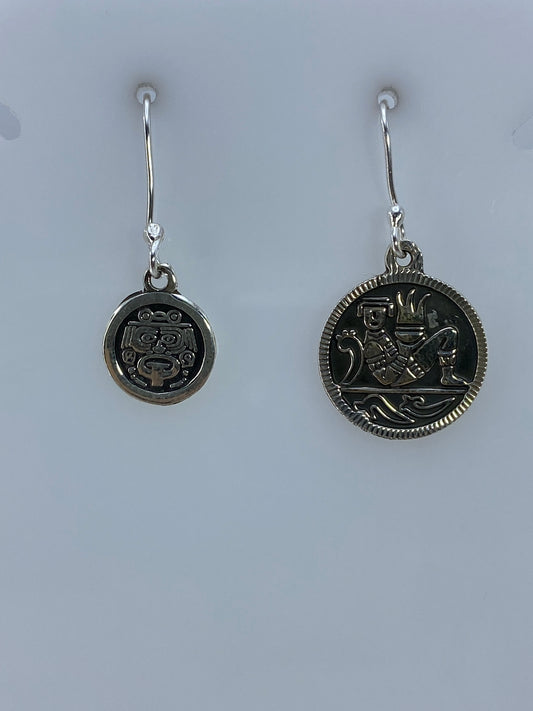 Arete izquierdo de plata con rostro azteca en relieve, vista frontal