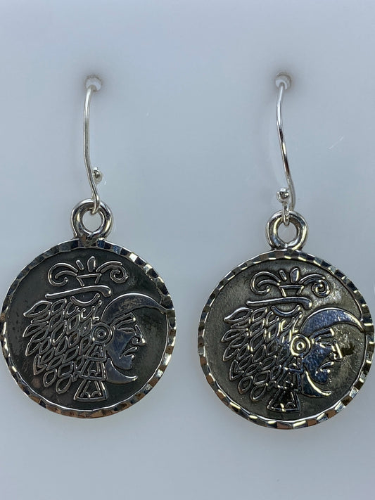 Detalle de la técnica de repujado en los aretes de plata — relieve marcado a mano