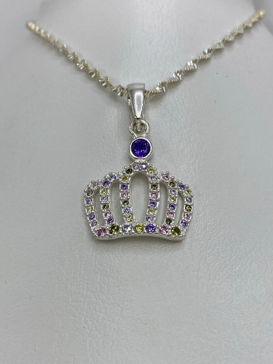 Detalle del engaste a mano de cientos de piedras de micro-circonia en tonos multicolor