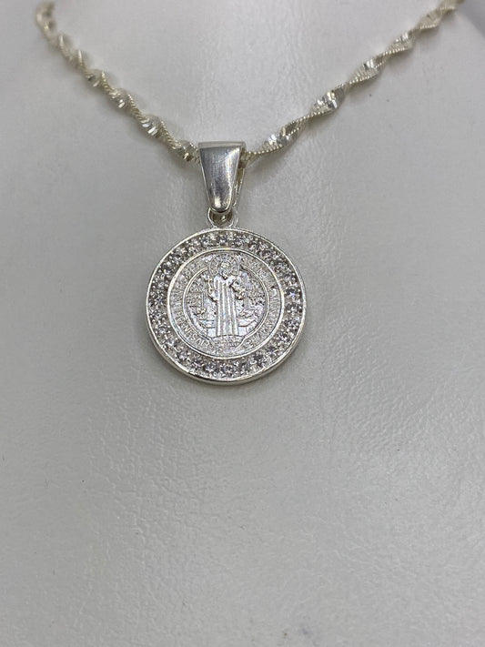 Detalle frontal de la Medalla San Benito grabada con leyenda protectora en plata de Taxco