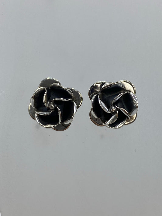 Arete individual de rosa con pétalos en relieve visto desde frente