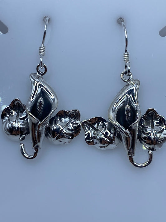 Detalle del repujado en los pétalos, técnica de Taxco, plata 925