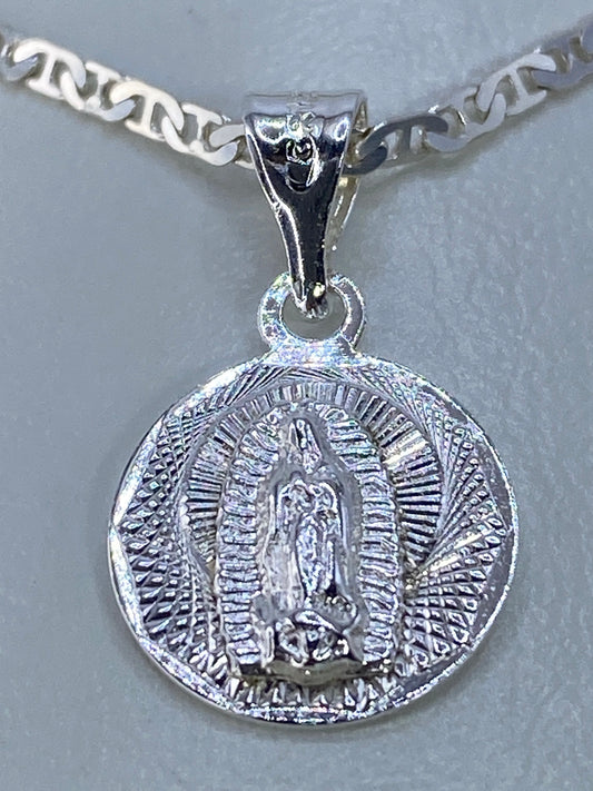 Detalle del repujado de la Virgen de Guadalupe con mandorla radiante en plata