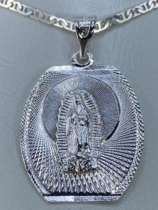Vista detallada del relieve repujado de la Virgen de Guadalupe en plata 925