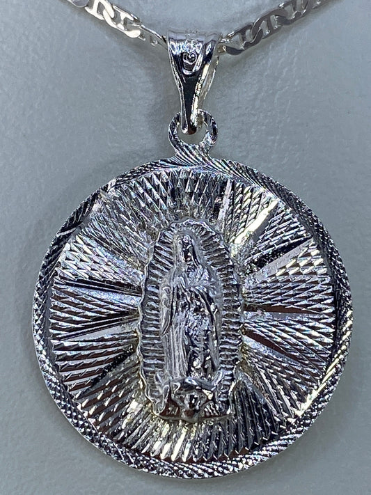 Detalle del repujado: Virgen de Guadalupe con volumen martillado