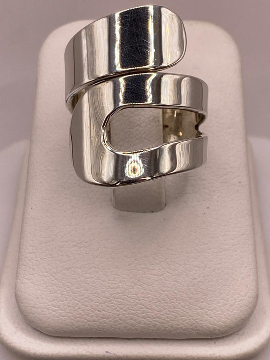 Anillo Artesanal Ajustable en Plata con Diseño Envolvente Asimétrico, vista frontal
