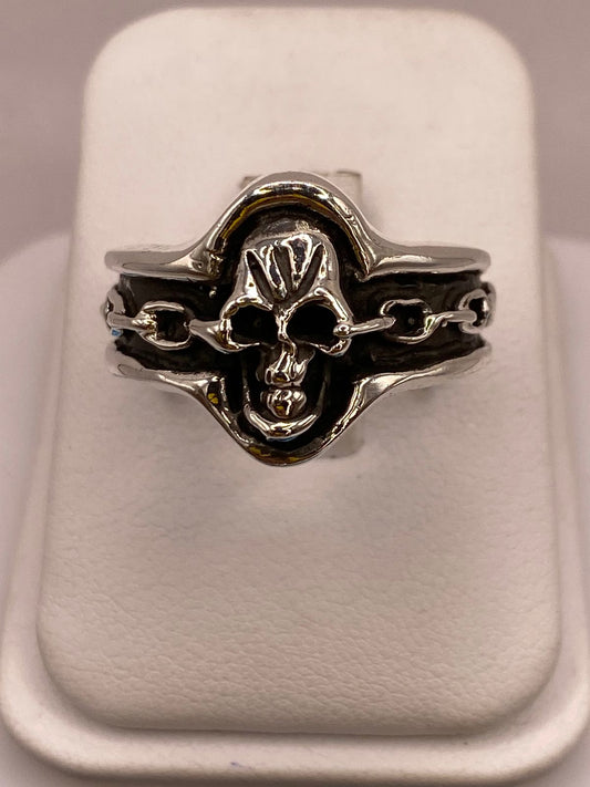 Anillo Artesanal en Plata con Calavera y Banda Texturizada, vista frontal