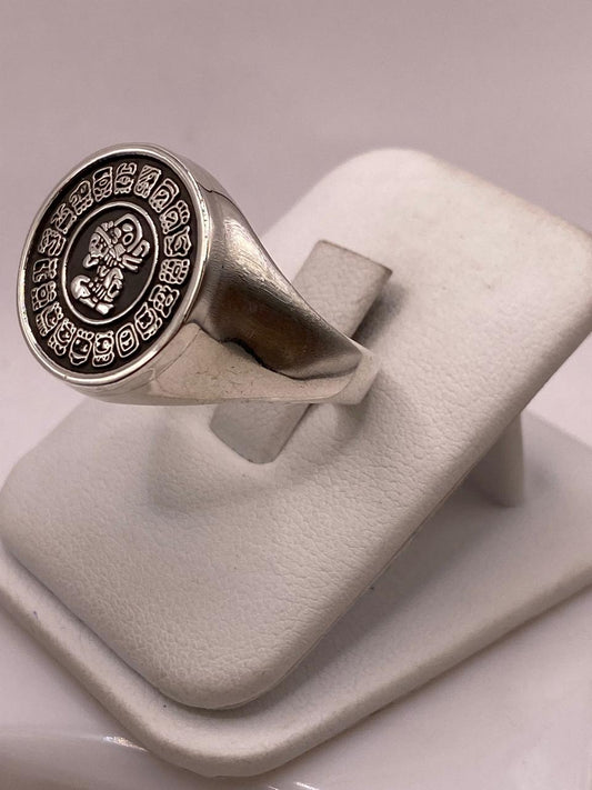 Anillo Artesanal en Plata con Calendario Maya en Relieve, vista frontal