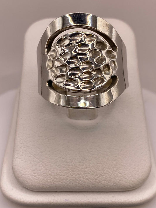 Anillo Artesanal en Plata con Centro Texturizado y Diseño Calado, vista frontal