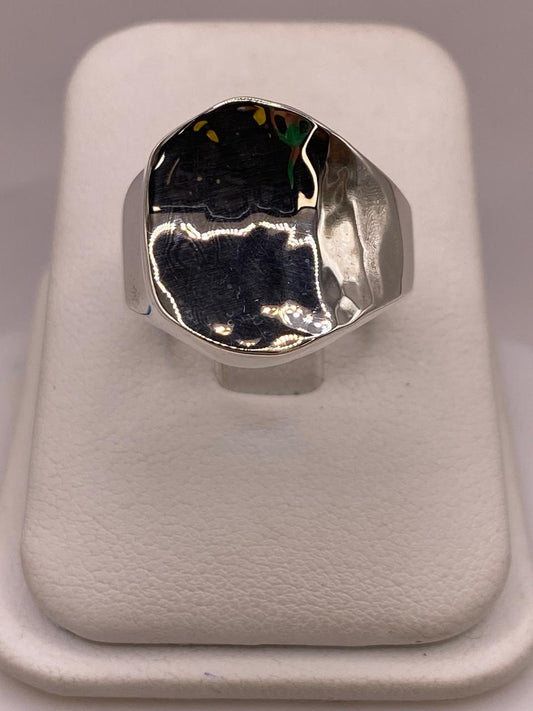 Anillo Artesanal en Plata con Diseño Asimétrico Martillado, vista frontal