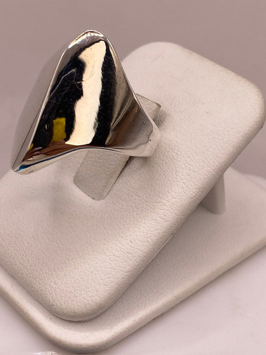 Anillo Artesanal en Plata con Diseño Geométrico Escultural, vista frontal