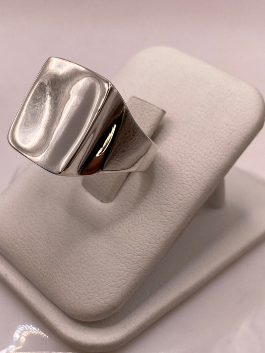Anillo Artesanal en Plata Estilo Sello Cuadrado Pulido, vista frontal