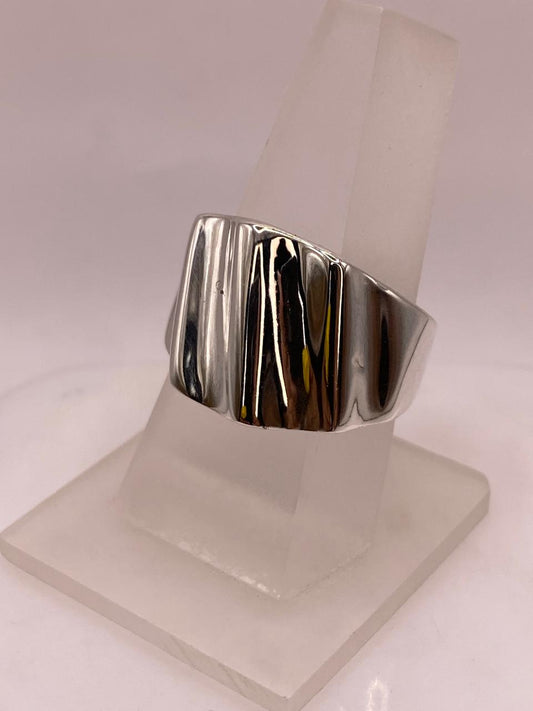 Anillo Artesanal en Plata con Superficie Ondulada Brillante, vista frontal