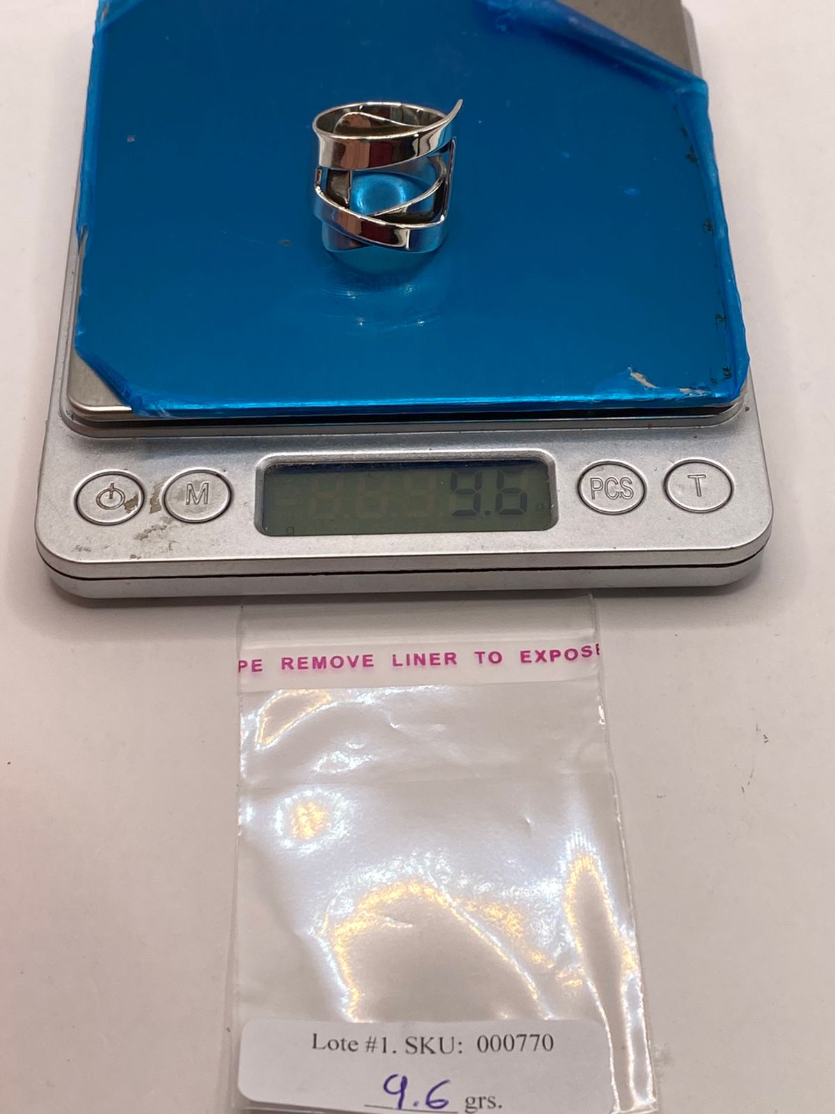 Anillo Artesanal en Plata con Diseño Geométrico Cruzado