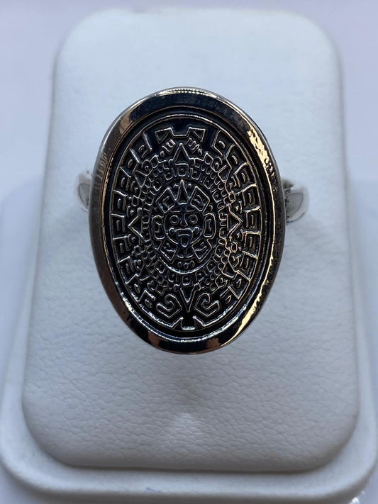 Anillo Calendario Azteca en Plata .925 Diseño Ovalado Prehispánico, vista frontal