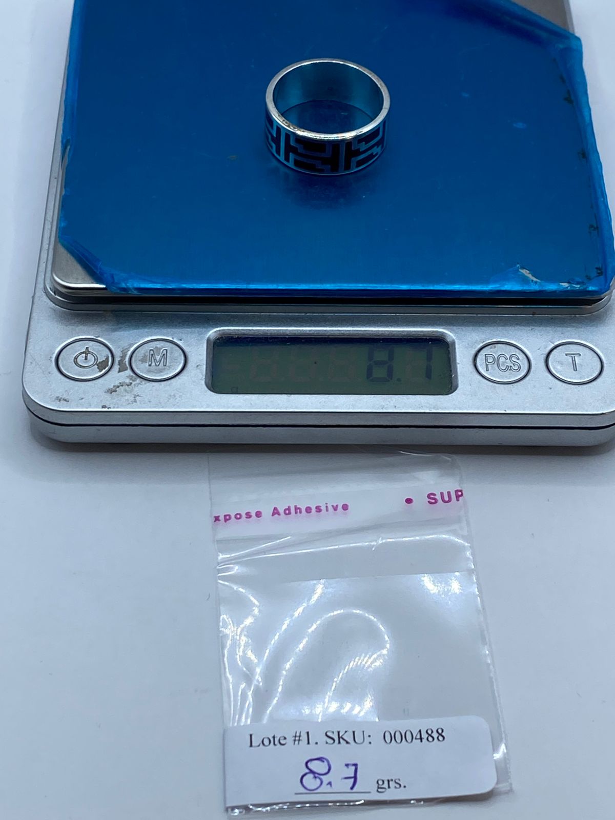 Anillo de Coral Rojo con Greca Geométrica en Plata .925