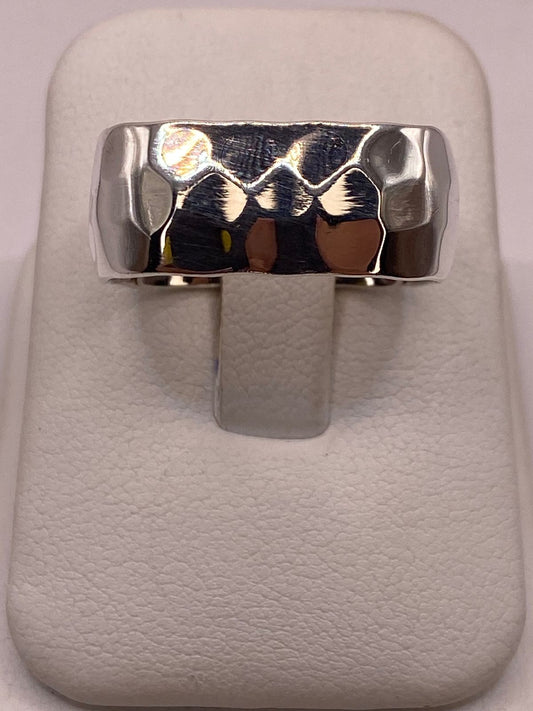 Anillo Forma Cuadrada Martillada en Plata .925, vista frontal