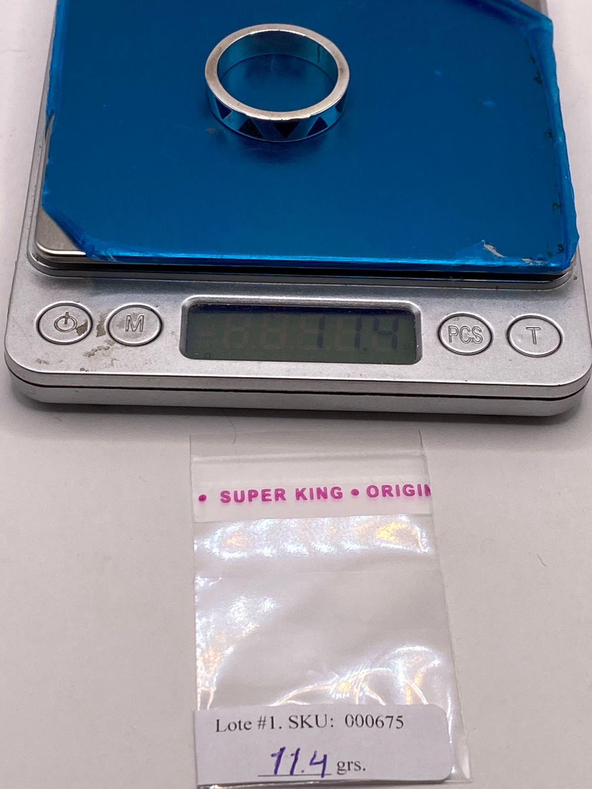 Anillo Geométrico de Plata .925 con Incrustaciones de Piedra