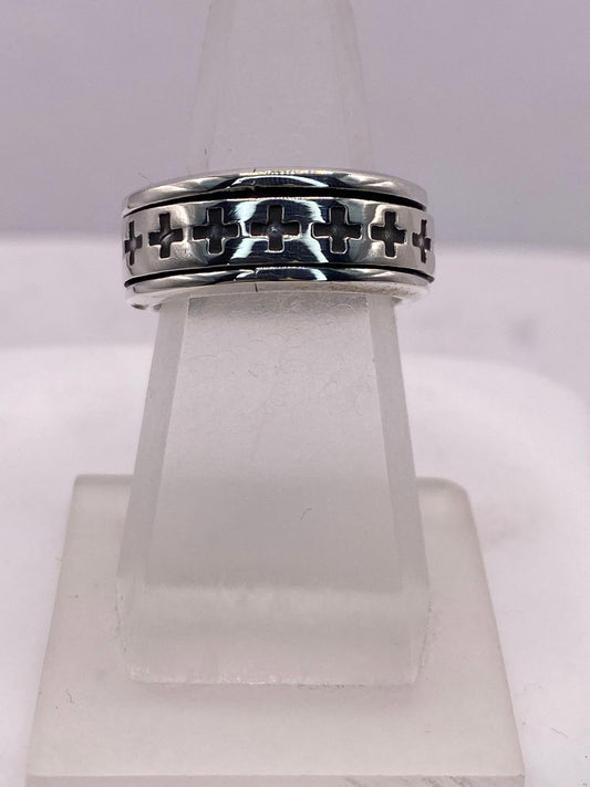 Anillo Giratorio de Plata .925 con Cruces Caladas, vista frontal